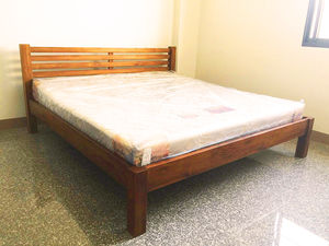 Cadre de lit en bois massif, mobilier de luxe avec pied de lit, taille King, fabrication artisanale, chambre à coucher, design haut de gamme, qualité supérieure. - Product Image 5