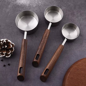 Tasses à mesurer couleur argent avec manche en bois Lot de 3 outils de mesure personnalisés à faible coût, parfaits pour la cuisine et la cuisson au quotidien - Product Image 1