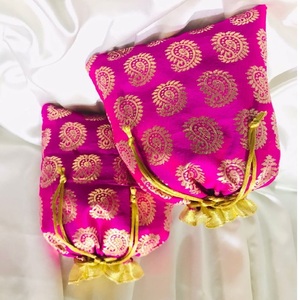 Bolsas con cordón de satén, brocado de algodón y yute impresas con logotipo personalizado en rosa y dorado - Product Image 1