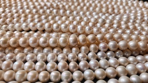 Chaînes de perles d'eau douce dorées indiennes de haute qualité, naturelles, non traitées, blanches, 8 mm, lisses, changement de couleur, certifiées par un tiers - Product Image 4