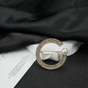 เข็มกลัดอัลลอยประดับเพชรสุดสร้างสรรค์เครื่องประดับแฟชั่นสำหรับผู้หญิงพร้อมหมุดป้องกันแสงดีไซน์ข้ามพรมแดนอย่างสง่างาม - Product Image 1