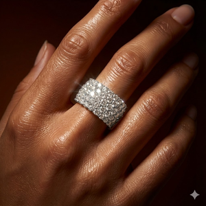 Bague Éternité Extravagante en Or Blanc Massif 18 carats à 5 Rangs de Diamants Taille Ronde, Sertissage à Griffes Partagées, Bande Large et Souple, Fournisseur de Hong Kong - Product Image 3