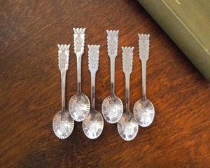 Ensemble de cuillères design finies argent, couverts élégants et élégants en acier inoxydable, parfaits pour la cuisine et les cadeaux de l'Inde - Product Image 1