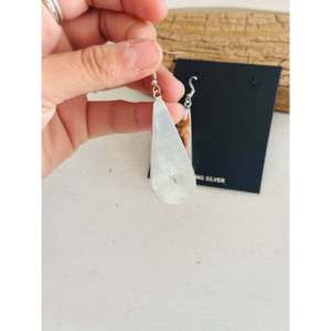 Pendientes Colgantes Hechos a Mano en Navajo con Turquesa Morada de Mohave y Plata de Ley, Forma de Gota de Agua - Product Image 4