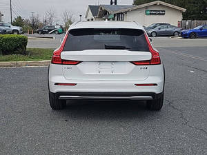 Volvo V60 Cross Country B5 Plus 2024 Usado en Excelentes Condiciones - Product Image 5