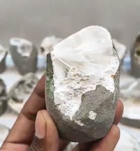 Compre Scolecite Geode Display Cluster de India Matrix de MAharastra India Gemstone para decoración del hogar Pieza de pie - Product Image 1