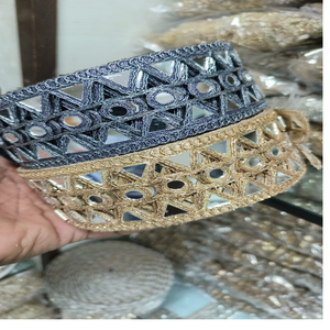 Fait sur commande dans le travail de miroir et dans les lacets brodés par machine conçus géométriques et dans deux couleurs pour des robes et des vêtements. - Product Image 1