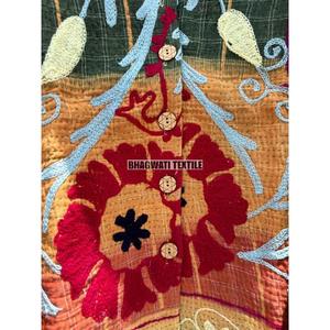 Veste d'hiver matelassée en coton unisexe Taille XL Broderie indienne Suzani Respirant Kantha Raw Edge Short Length Fall Coat - Product Image 5