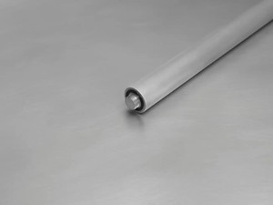 Table en aluminium table moderne et minimaliste dispose d'un plateau rond en aluminium et quatre pieds cylindriques également en aluminium - Product Image 3