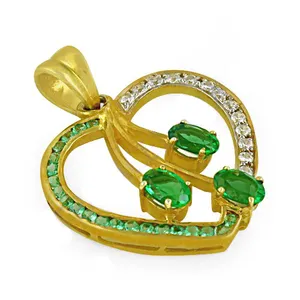 Pendentif Cœur Émeraude Art Palace avec Accents de Diamants, Plaqué Or, Argent 925, Bijou Romantique pour Femme, Design Trois Pierres, Idéal Soirée - Product Image 1