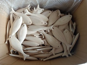 Poisson en bois coloré utilisé pour décorer et accrocher des décorations pour les maisons et les magasins - Product Image 6
