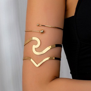 Elegante bracciale aperto in acciaio inossidabile con motivo d'onda in metallo avvolgente con bracciale regolabile con <span class=keywords><strong>braccio</strong></span> a <span class=keywords><strong>serpente</strong></span> gioielli di moda per strada - Product Image 1