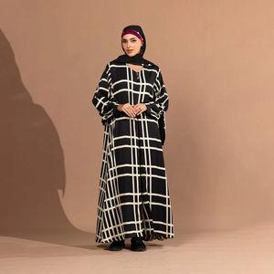 Abaya maxi modesta en color chocolate con volantes, mangas con puños y cuello alto. Disponible a precios de mayoreo. - Product Image 6