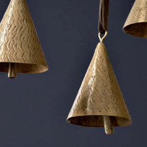 Triangle forme maison décorative métal laiton fait décoration de noël cloche fournitures avec poignée en cuir pour accessoires suspendus - Product Image 2