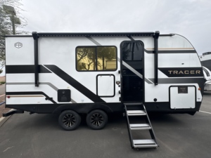 Remolque de Viaje Ligero On Demand 2025 2026 Prime Time RVs Tracers 195RB de 23 pies con Capacidad para 2-4 Personas en Venta - Product Image 2