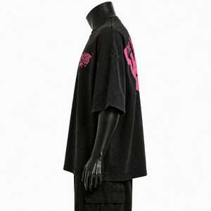 Camiseta Oversize Negra Personalizada de Algodón para Hombre, Estilo Urbano, con Estampado Gráfico Audaz, Ajuste Holgado y Hombros Caídos, Venta al por Mayor OEM - Product Image 3