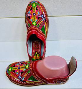 Sandalias de cuero genuino bordadas a mano, punta redonda roja, estilo étnico, con suela de goma con patrón geométrico. - Product Image 4