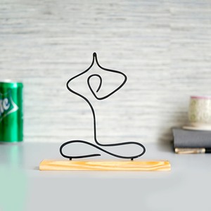 Sculpture de femme en position de yoga en métal noir audacieux avec base en bois, objet de table élégant, parfait pour les maisons contemporaines en provenance d'Inde - Product Image 2