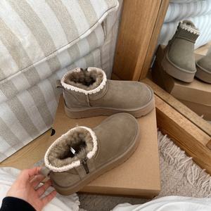 Bottes courtes épaisses de style designer, en laine épaisse avec doublure en coton doux, semelle extérieure en caoutchouc EVA antidérapante, chaussures respirantes pour l'hiver - Product Image 1