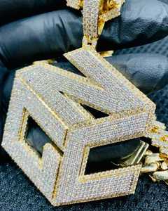 Dijes de Letra Inicial con Corona Clásica, Chapados en Oro Amarillo de 18K, Moissanita de Corte de 4 Quilates, Estilo Hip Hop para Niños - Product Image 1