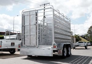 Remolque de Acero de 3 Ejes para Transporte de Ovejas y Ganado, con Valla para Tractor, para la Gestión de Vacas, Cerdos y Ganado - Product Image 2