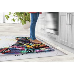 Tapis imprimé graffiti style baskets, design mural abstrait coloré et doux, avec tapis moelleux à poils longs - Product Image 4