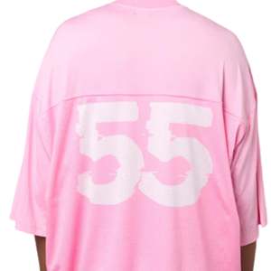 เสื้อฟุตบอลผู้ชายทรงโอเวอร์ไซส์ สีชมพู ผ้าตาข่ายผสมโพลีเอสเตอร์ สไตล์สตรีทแวร์ พร้อมลายพิมพ์ขนาดใหญ่ 55 ด้านหน้าและด้านหลัง - Product Image 5