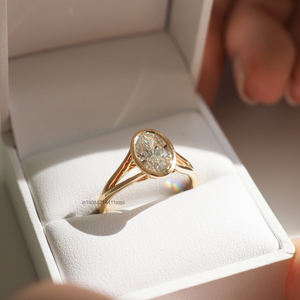 Anillo de compromiso solitario de moissanita incoloro de corte ovalado con piedra de 2,25 quilates en Ajuste de bisel y vástago dividido montado en banda dorada - Product Image 4