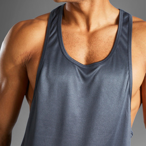Débardeur en polyester personnalisé pour homme – T-shirt sans manches respirant pour la gym et le fitness en été - Product Image 3