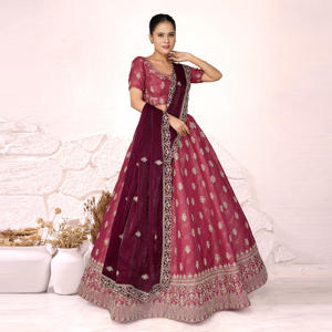 Lehenga Choli de Seda de Diseñador con Borde Tejido Pesado, Elegante Trabajo Artesanal Tradicional para Bodas y Fiestas - Product Image 4