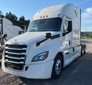 Camión semirremolque VNL64760 con cabina dormitorio, modelo 2022, seminuevo - Cabina dormitorio integral de 70 pulgadas, 455 HP, 12 velocidades - Product Image 1