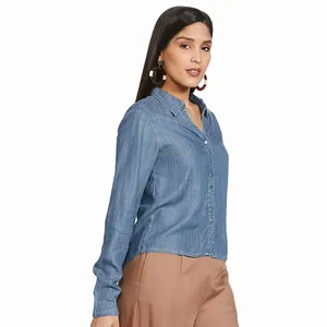 เสื้อเชิ้ตผ้าเดนิมสำหรับผู้หญิงเสื้อยีนส์ผ้าฝ้ายสีฟ้าตัวสั้นออกแบบโลโก้ได้ตามต้องการขายส่ง2025 - Product Image 1
