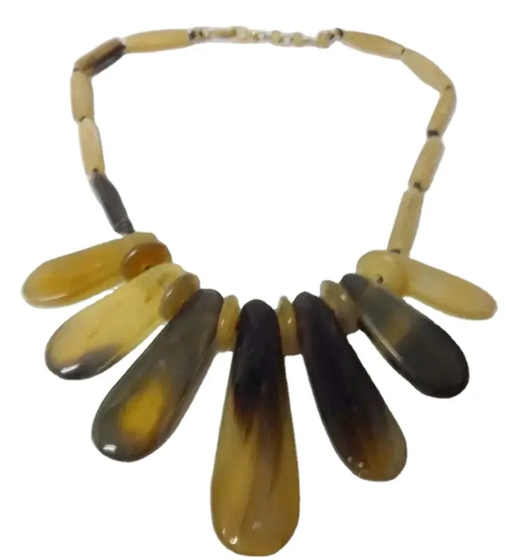 La collana di corno di bufalo presenta una deliziosa combinazione di perline gialle e nere