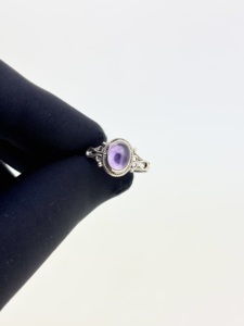 Anillos de Diseño Clásico de Plata de Ley 925 con Piedra Preciosa de Amatista Púrpura Natural con Aspecto Encantador en Engaste de Bisel Ovalado - Product Image 3