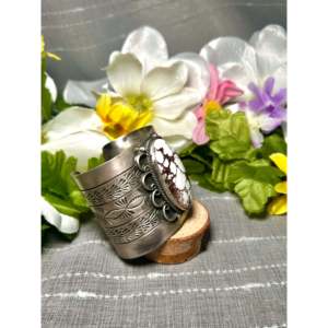 Bracelet manchette en argent sterling et cheval sauvage, fait main Navajo, bijou culturel de collection - Product Image 2