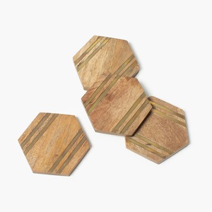 Ensemble de sous-verres en bois PC écologiques et durables faits à la main Plateau carré rustique et tapis en bois naturel fait à la main - Product Image 1