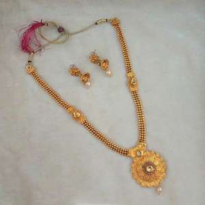 Ensemble de collier Kriaa Brown Kundan Haram en alliage de zinc plaqué or 1109841 pour les mariages - Product Image 1