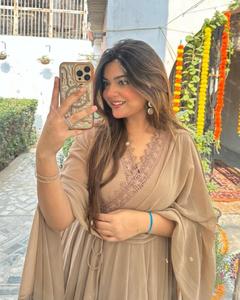 Elegante traje de encaje monocromático tradicional para un hermoso aspecto atemporal para ropa india y pakistaní - Product Image 2