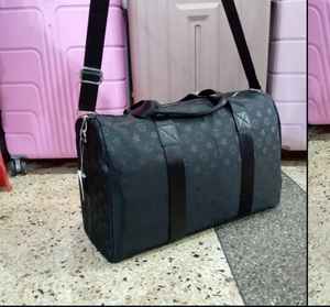 Sac de sport élégant pour hommes Sac de sport de voyage de grande capacité Sac à bandoulière durable en nylon et polyester - Product Image 2