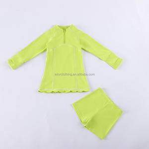 Conjunto de yoga al por mayor para niñas: Vestido de nailon y elastano de manga larga con media cremallera, pantalones cortos incorporados y borde festoneado. - Product Image 3