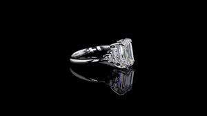 Bague solitaire émeraude avec diamant rond cultivé en laboratoire |   Vêtements décontractés et de bureau |   Bague de fiançailles - Product Image 3