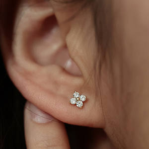 Orecchini a perno ITSMOS in argento sterling 925 placcato oro 18 carati con zirconi a forma di fiore, perfetti per occasioni speciali - Product Image 5