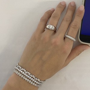 Anillo de Sello con Diamante Cultivado en Laboratorio de Corte Oval Brillante Graduado de Calidad Pura de 14K, Orientación Este-Oeste, con Engaste de Bisel para Niñas y Mujeres - Product Image 3