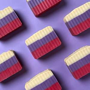 Savon Solide Artisanal BLOOMING DAYS pour le Visage et le Corps, Peaux Grasses, Anti-Acné, Éclaircissant – Ingrédients Clés : Beurre de Karité, Huile d'Olive - Product Image 1