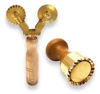 La Gondola, fabriquée en Italie, coupe-pâtes en laiton et bois pour pâtes et raviolis faits maison ou professionnels.