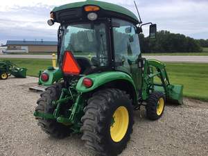 Tracteur John Deere 3039R de qualité supérieure, modèle 2022, avec cabine, transmission MFWD, chargeur 320R, prise de force centrale, idéal pour petites exploitations agricoles et vergers, matériel agricole à vendre. - Product Image 3
