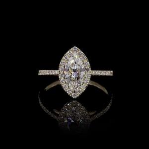 Anillo de compromiso de diamante cultivado en laboratorio Marquise de 1,4 quilates, joyería sostenible elegante ética de oro amarillo de 14 quilates con una claridad de VVS-VS - Product Image 4