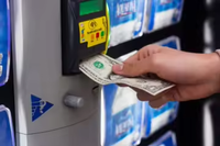 Guichet automatique libre-service pour le change de monnaie, le recyclage de billets et pièces, et le paiement de stationnement, avec terminal de paiement pour les outils de nettoyage automobile