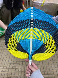 Ventilateurs de feuilles de palmier colorés faits à la main pour le refroidissement d'été et l'utilisation décorative écologique et réutilisable - Product Image 4