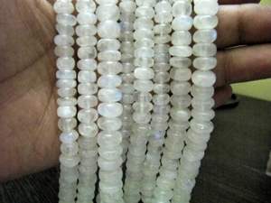 Cuentas lisas naturales de piedra lunar Rondelle de arcoíris blanco de 7 a 10mm de largo de 8 pulgadas - Product Image 3